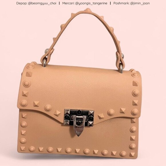 Peach purse with removable crossbody straps 👜🧚♀️ - Picture 2 of 5